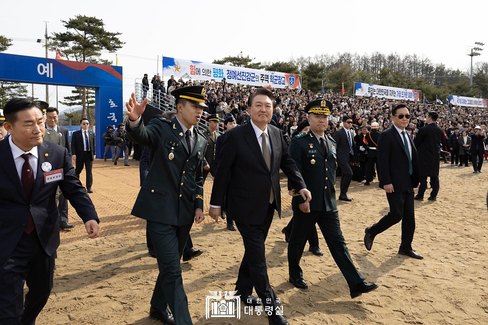 윤석열 대통령이 28일 충북 괴산군 육군학생군사학교에서 열린 ‘2024년 학군장교 임관식’에 입장하고 있다.