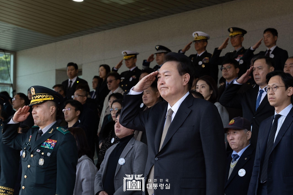 윤석열 대통령이 28일 충북 괴산군 육군학생군사학교에서 열린 ‘2024년 학군장교 임관식’에서 거수 경례를 받고 있다.