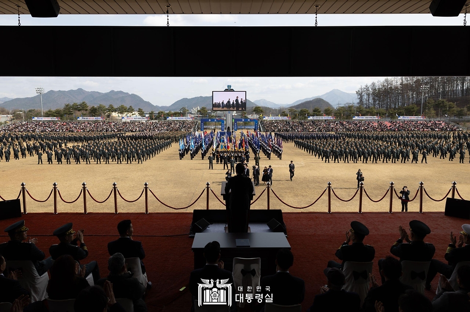 윤석열 대통령이 28일 충북 괴산군 육군학생군사학교에서 열린 ‘2024년 학군장교 임관식’에서 축사를 하고 있다.