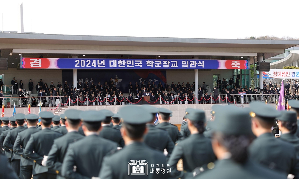 윤석열 대통령이 28일 충북 괴산군 육군학생군사학교에서 열린 ‘2024년 학군장교 임관식’에서 축사를 하고 있다.