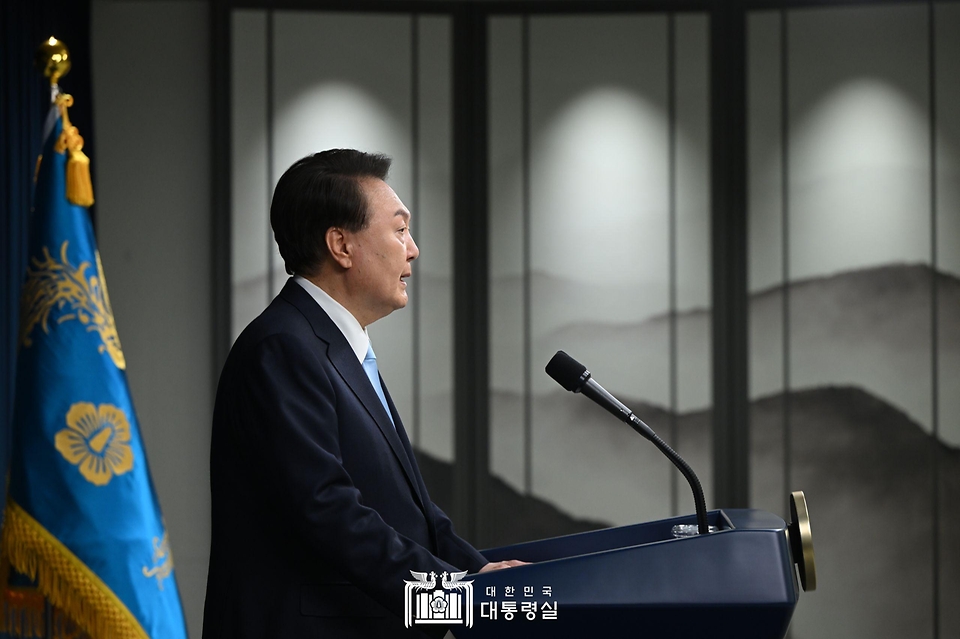 윤석열 대통령이 1일 서울 용산 대통령실 청사에서 의료개혁 관련 ‘국민께 드리는 말씀’을 하고 있다.