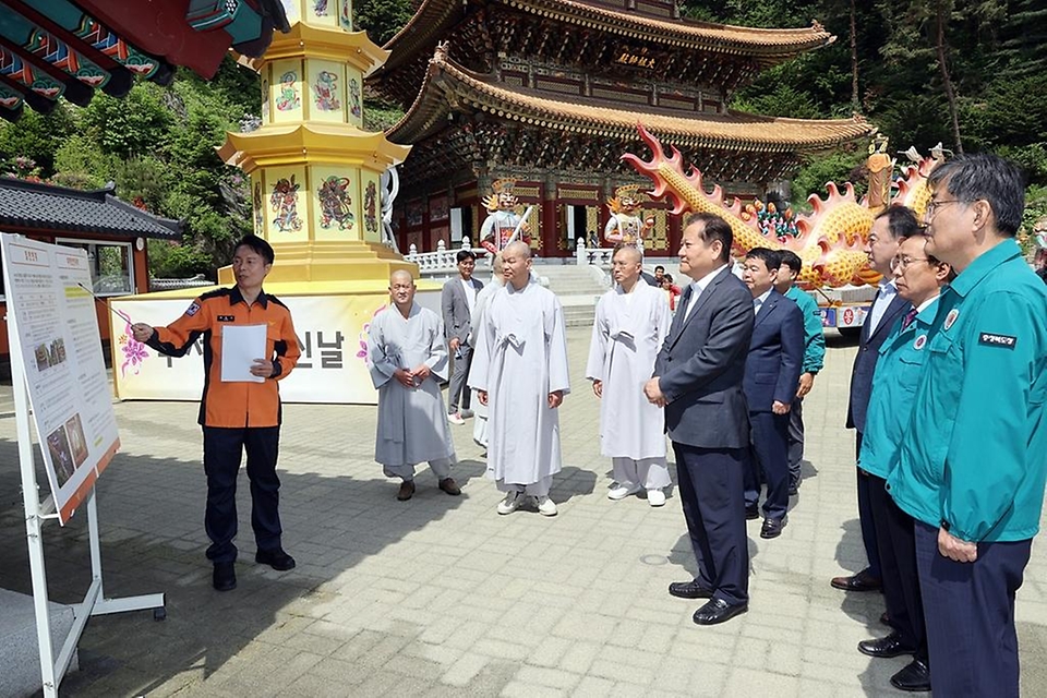 이상민 행정안전부 장관이 11일 충북 단양군 구인사 사찰을 방문, 부처님 오신 날에 대비하여 소방시설 설치 등 화재예방 안전대책 현장 점검을 하고 있다. 