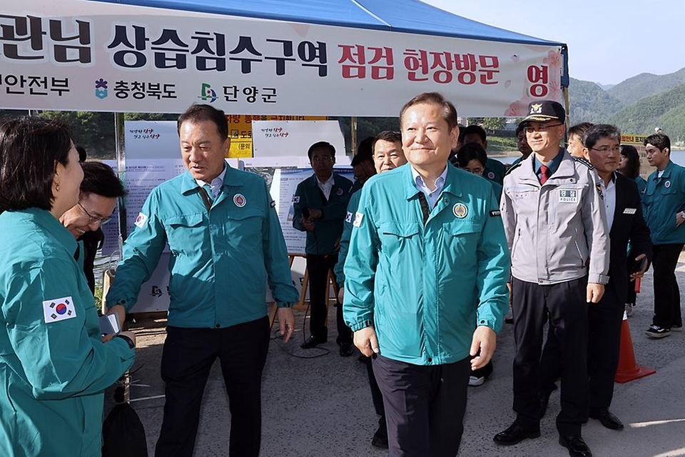 이상민 행정안전부 장관이 10일 충북 단양군 소재 여름철 홍수기 상습 침수 도로 개선 사업 현장을 방문해 점검하고 있다. 