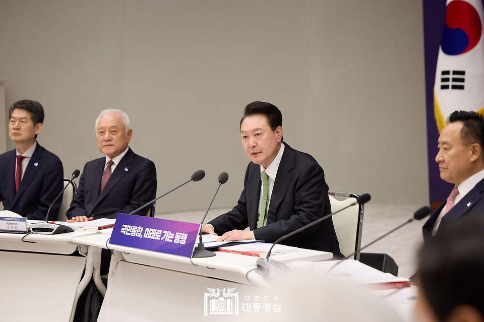 윤석열 대통령이 13일 서울 용산 대통령실 청사에서 열린 ‘국민통합위원회 2기 성과보고회’에서 인사말을 하고 있다. 