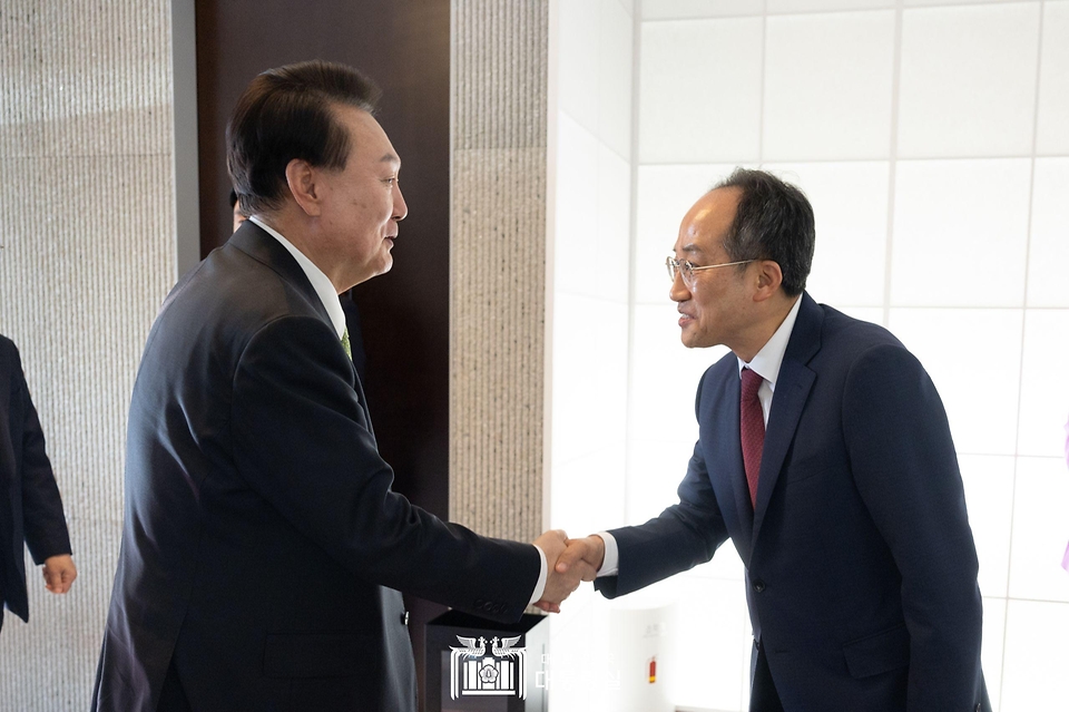 윤석열 대통령이 13일 서울 한남동 관저에서 열린 국민의힘 비상대책위원회와의 만찬에서 추경호 원내대표와 악수하고 있다.