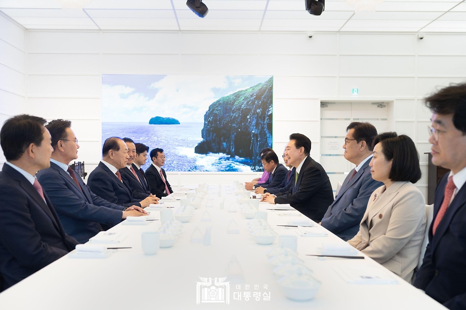 윤석열 대통령이 13일 서울 한남동 관저에서 황우여 비상대책위원장, 추경호 원내대표, 정점식 정책위의장, 성일종 사무총장 등 국민의힘 비상대책위원들과 만찬을 하고 있다. 