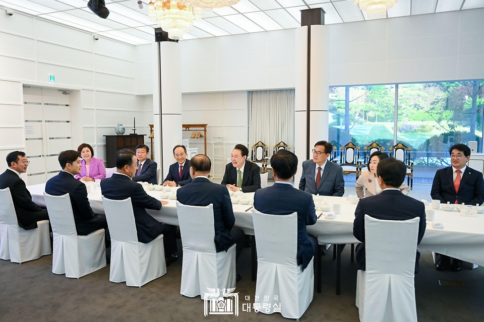 윤석열 대통령이 13일 서울 한남동 관저에서 황우여 비상대책위원장, 추경호 원내대표, 정점식 정책위의장, 성일종 사무총장 등 국민의힘 비상대책위원들과 만찬을 하고 있다. 