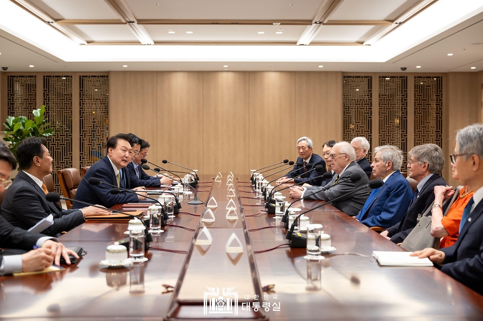 윤석열 대통령이 14일 서울 용산 대통령실 청사에서 미·일 학계 및 전직 인사들을 접견하며 발언하고 있다. 