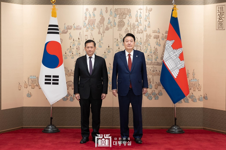 윤석열 대통령이 16일 서울 용산 대통령실 청사에서 열린 한·캄보디아 정상회담에 앞서 훈 마넷(Hun Manet) 캄보디아 총리와 기념 촬영을 하고 있다.