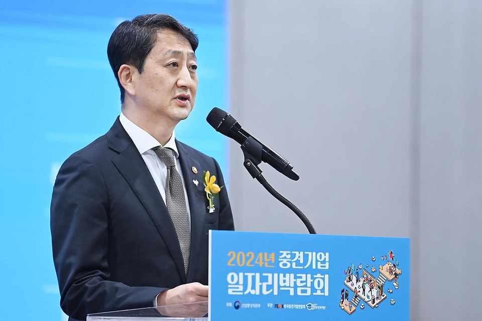 안덕근 산업통상자원부 장관이 21일 서울 강남구 코엑스에서 열린 ‘2024년 중견기업 일자리 박람회 개막식’에 참석해 환영사를 하고 있다.