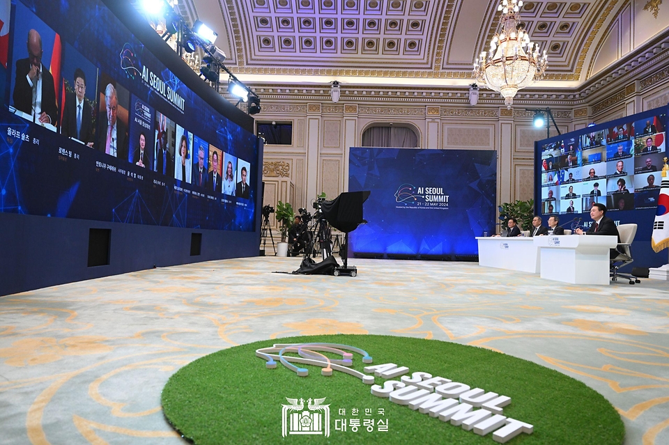 윤석열 대통령이 21일 청와대 영빈관에서 ‘AI 서울 정상회의’에 화상으로 참석하고 있다.