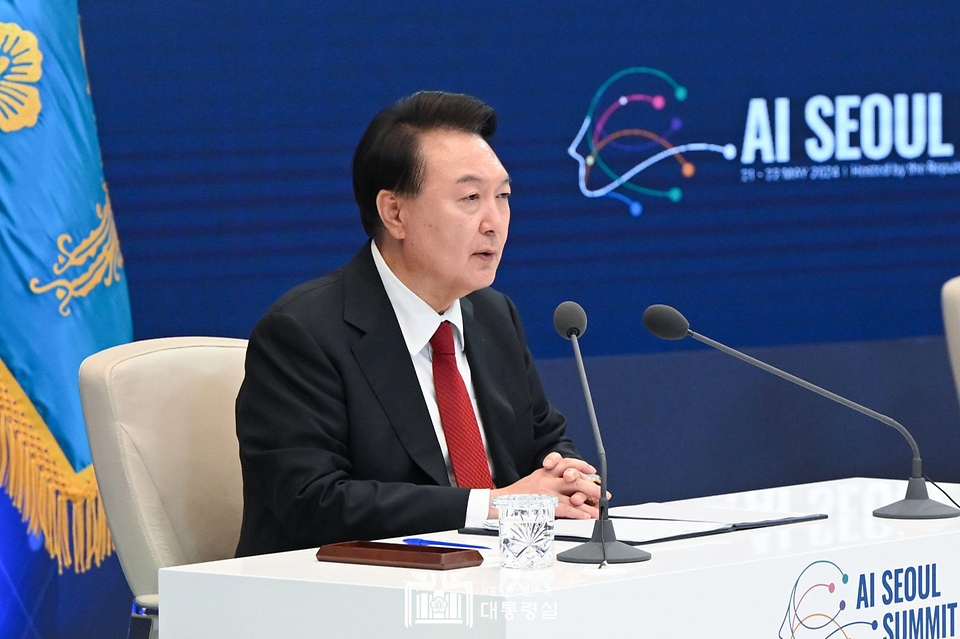 윤석열 대통령이 21일 청와대 영빈관에서 화상으로 참석한 ‘AI 서울 정상회의’에서 개회사를 하고 있다.