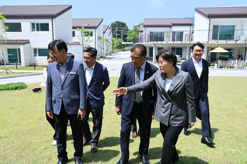 송미령 농림축산식품부 장관이 21일 충남 서천군 청년농촌보금자리단지를 방문해 둘러보고 있다.