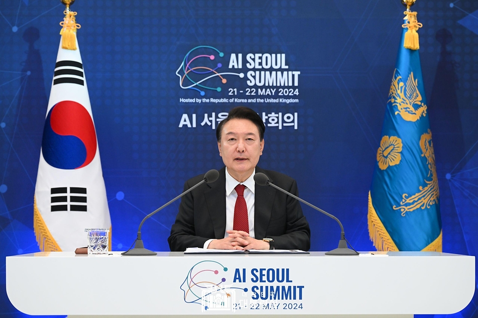 윤석열 대통령이 21일 청와대 영빈관에서 ‘AI 서울 정상회의’에 화상으로 참석하고 있다.