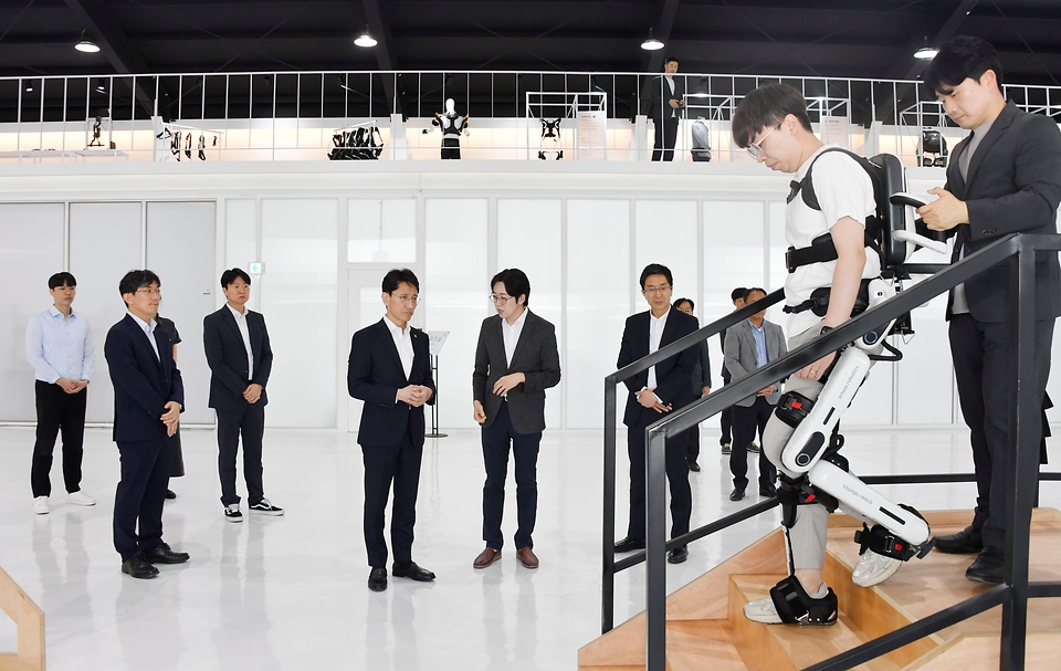 김윤상 기획재정부 차관이 21일 대전 대덕구 엔젤로보틱스 대전 연구소를 방문해 재활 보행보조로봇 시연을 보고 있다.