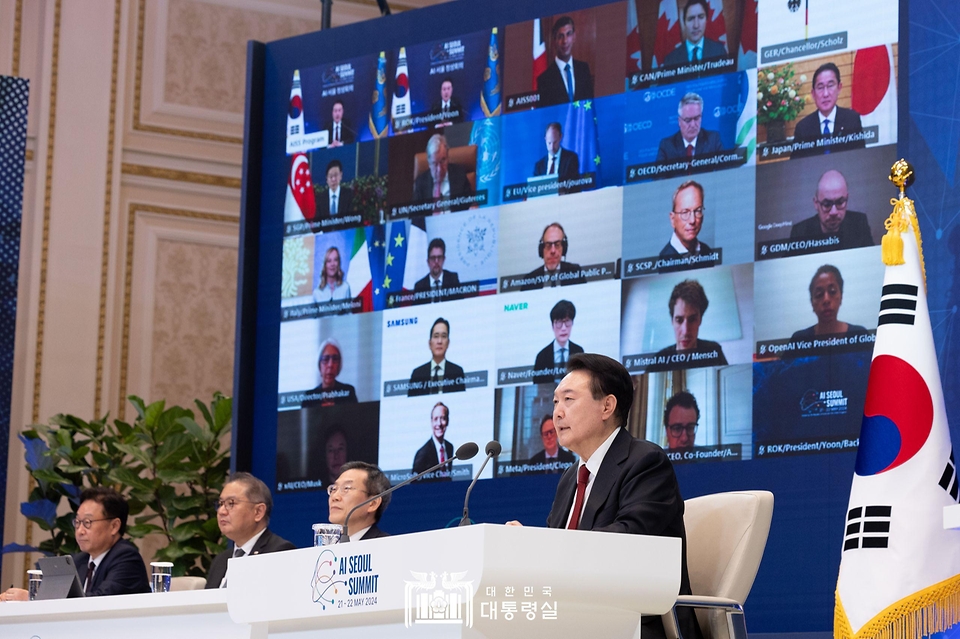 윤석열 대통령이 21일 청와대 영빈관에서 화상으로 참석한 ‘AI 서울 정상회의’에서 개회사를 하고 있다.