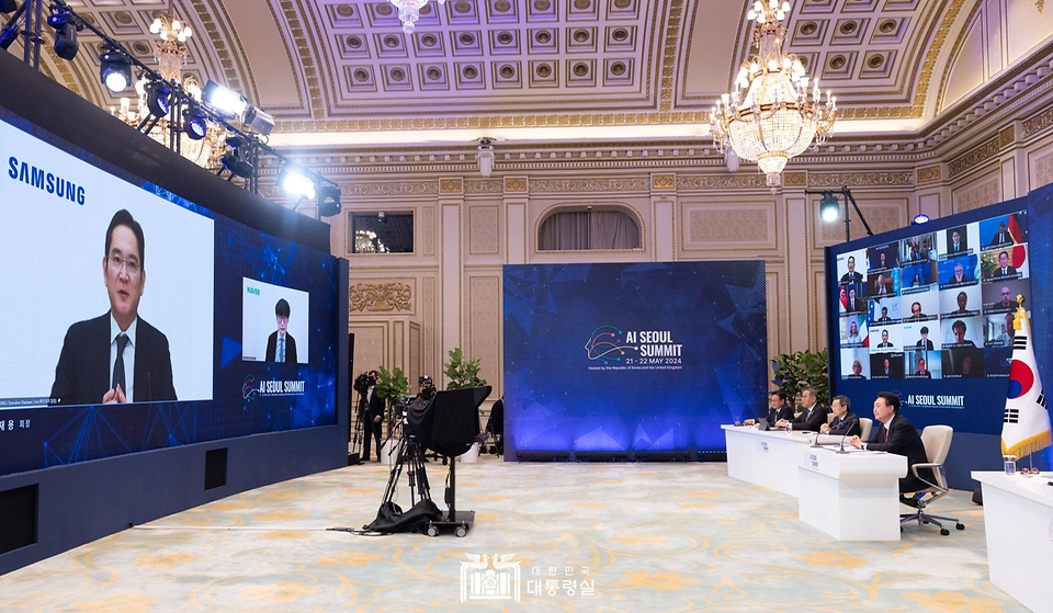 윤석열 대통령이 21일 청와대 영빈관에서 화상으로 참석한 ‘AI 서울 정상회의’에서 이재용 삼성전자 회장의 발언을 듣고 있다.