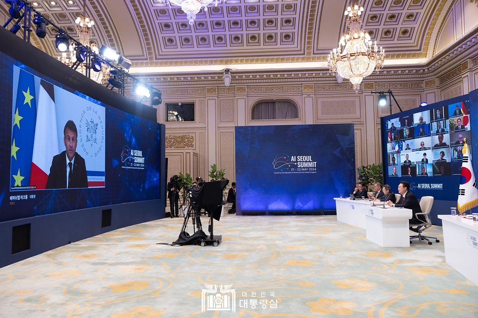 윤석열 대통령이 21일 청와대 영빈관에서 화상으로 참석한 ‘AI 서울 정상회의’에서 에마뉘엘 마크롱(Emmanuel Macron) 프랑스 대통령의 발언을 듣고 있다.