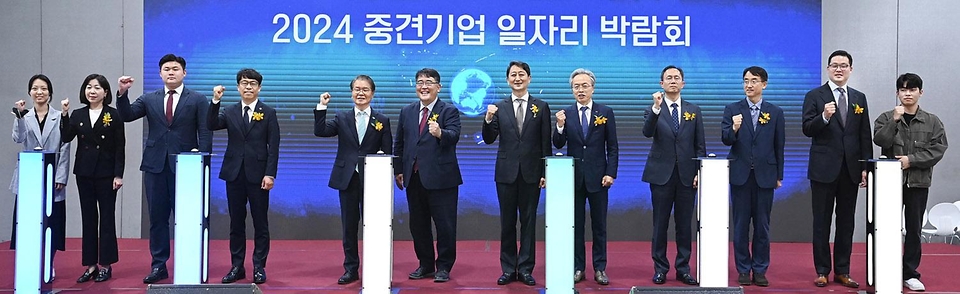 안덕근 산업통상자원부 장관이 21일 서울 강남구 코엑스에서 열린 ‘2024년 중견기업 일자리 박람회 개막식’에 참석해 박람회 개막식을 알리는 버튼 세리머니를 하고 있다.