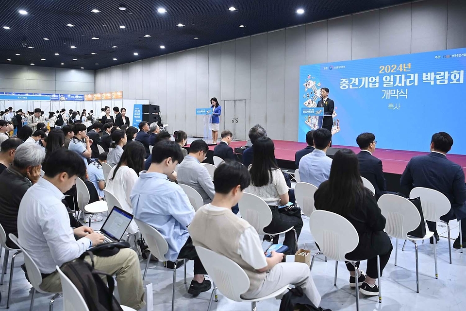 안덕근 산업통상자원부 장관이 21일 서울 강남구 코엑스에서 열린 ‘2024년 중견기업 일자리 박람회 개막식’에 참석해 환영사를 하고 있다.