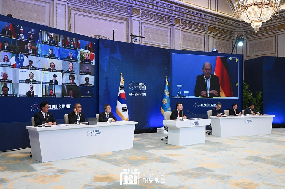 윤석열 대통령이 21일 청와대 영빈관에서 화상으로 참석한 ‘AI 서울 정상회의’에서 올라프 숄츠(Olaf Scholz) 독일 총리의 발언을 듣고 있다.