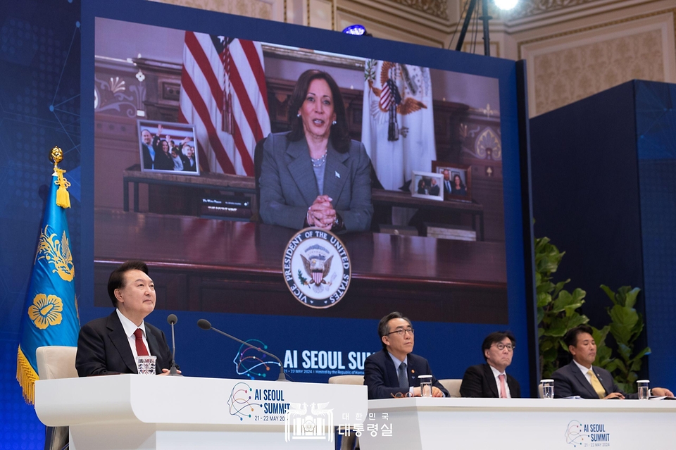 윤석열 대통령이 21일 청와대 영빈관에서 화상으로 참석한 ‘AI 서울 정상회의’에서 카멀라 해리스(Kamala Harris) 미국 부통령의 발언을 듣고 있다. 