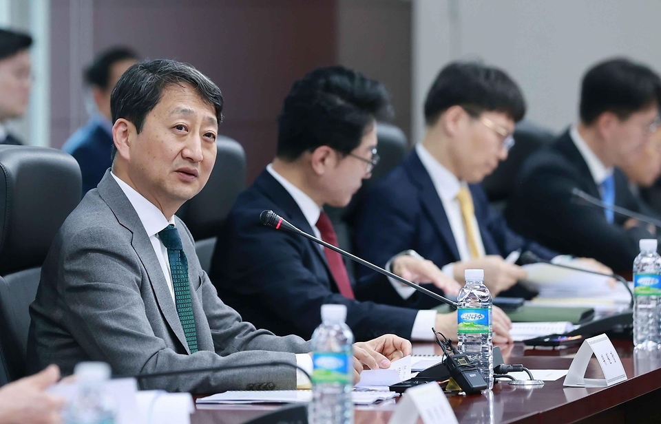 안덕근 산업통상자원부 장관이 22일 서울 종로구 한국무역보험공사 대회의실에서 열린 ‘제31차 에너지위원회’를 주재하고 있다.