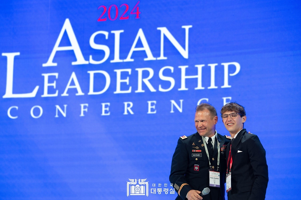 주한미군 유리 크니시브가 22일 서울 중구 신라호텔에서 열린 ‘2024 아시안리더십콘퍼런스 개회식’에서 아들 알렉산더 크니시브와 상봉하고 있다.