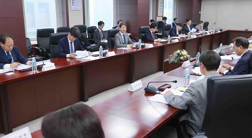 안덕근 산업통상자원부 장관이 22일 서울 종로구 한국무역보험공사 대회의실에서 열린 ‘제31차 에너지위원회’를 주재하고 있다.