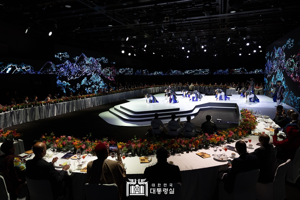 아프리카 각국 정상들이 3일 서울 중구 신라호텔에서 열린 ‘2024 한-아프리카 정상회의 환영 만찬’에 참석해 문화 공연을 관람하고 있다.