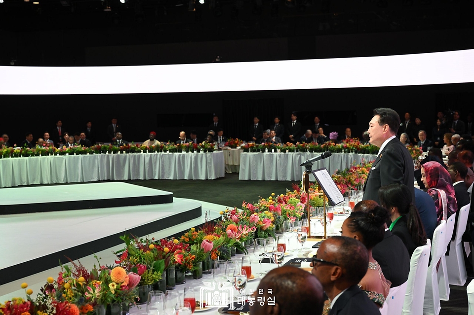 윤석열 대통령이 3일 서울 중구 신라호텔에서 열린 ‘2024 한-아프리카 정상회의 환영 만찬’에 참석해 만찬사를 하고 있다.