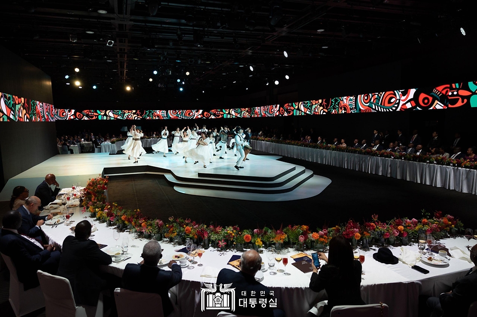 아프리카 각국 정상들이 3일 서울 중구 신라호텔에서 열린 ‘2024 한-아프리카 정상회의 환영 만찬’에 참석해 문화 공연을 관람하고 있다.
