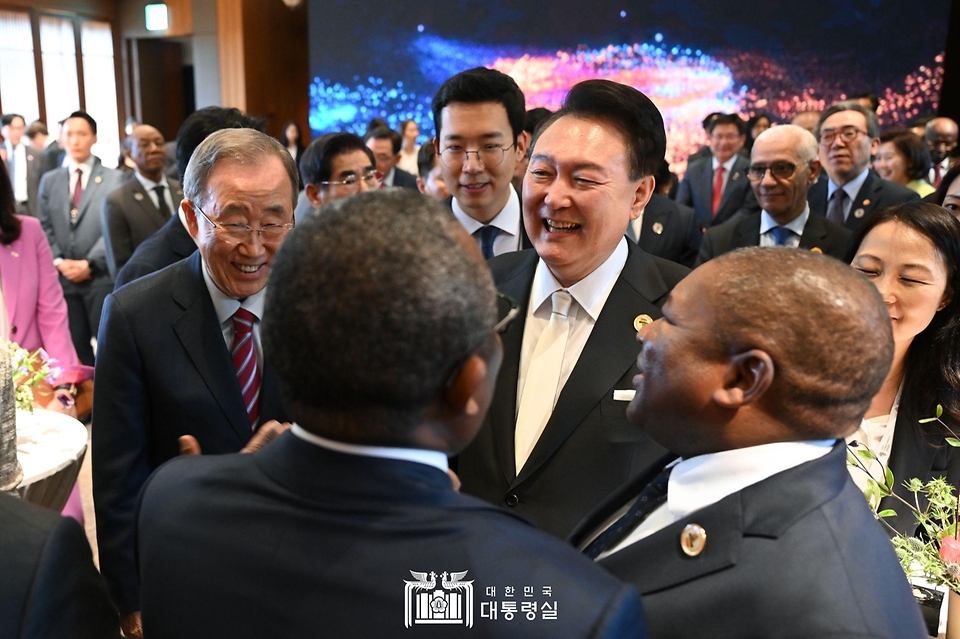 윤석열 대통령이 3일 서울 중구 신라호텔에서 열린 ‘2024 한-아프리카 정상회의 환영 만찬’에서 참가국 정상들과 환담하고 있다.