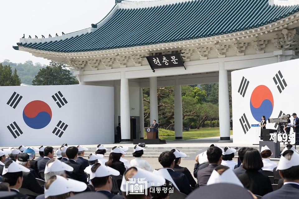 윤석열 대통령이 6일 서울 동작구 국립서울현충원에서 열린 ‘제69회 현충일 추념식’에서 추념사를 하고 있다.