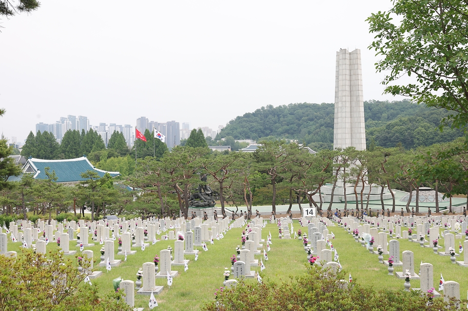 호국보훈의 달 6월을 맞아 7일 서울 동작구 국립서울현충원을 찾은 군 장병들이 묘역 정화 활동을 하기 위해 이동하고 있다.