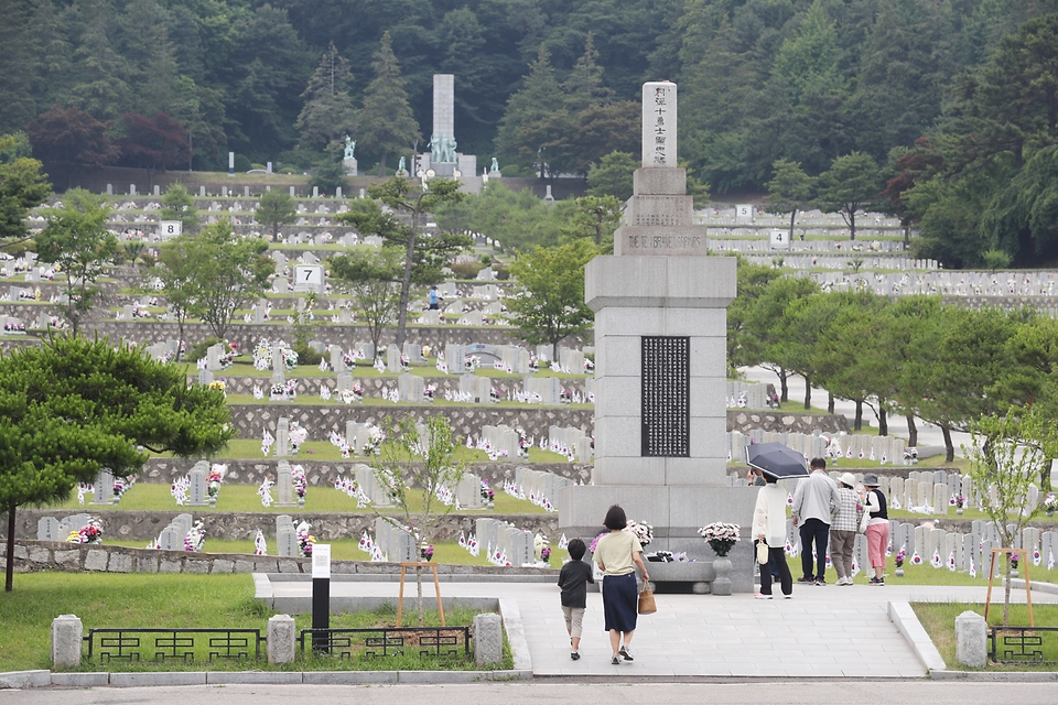 호국보훈의 달 6월을 맞아 7일 서울 동작구 국립서울현충원을 찾은 참배객들이 묘비를 찾아 추모하고 있다. 