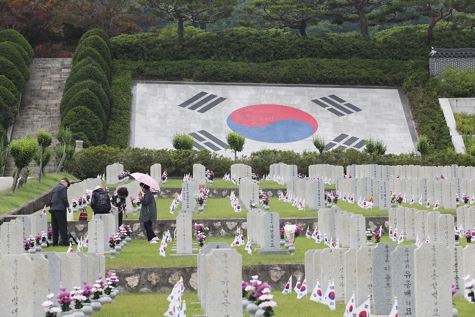 호국보훈의 달 6월을 맞아 7일 서울 동작구 국립서울현충원을 찾은 참배객들이 묘비를 찾아 추모하고 있다. 