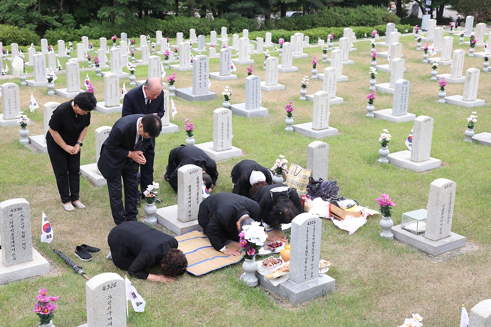 호국보훈의 달 6월을 맞아 7일 서울 동작구 국립서울현충원을 찾은 참배객들이 묘역을 찾아 참배하고 있다.