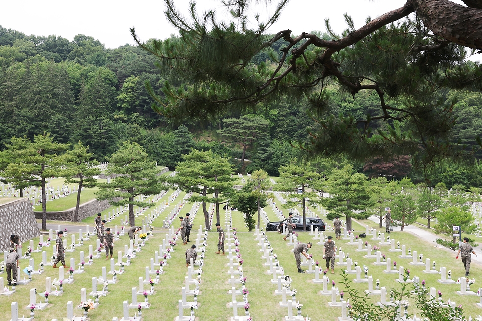 호국보훈의 달 6월을 맞아 7일 서울 동작구 국립서울현충원을 찾은 군 장병들이 묘역 정화 활동을 하고 있다. 