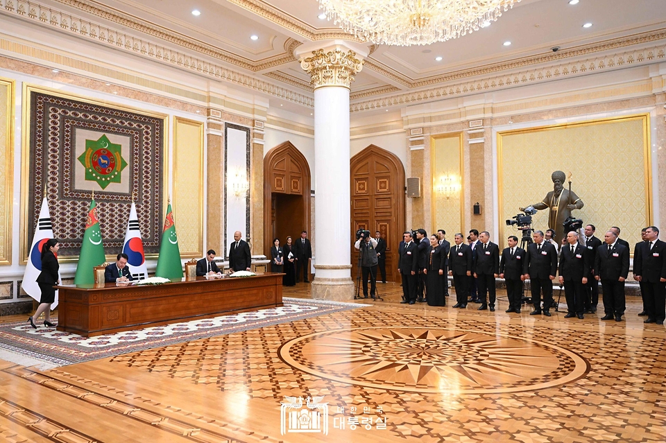 윤석열 대통령이 10일(현지시간) 투르크메니스탄 아시가바트 대통령궁에서 세르다르 베르디무함메도프(Serdar Berdymukhammedov) 투르크메니스탄 대통령과 한-투르크메니스탄 공동성명에 서명하고 있다.