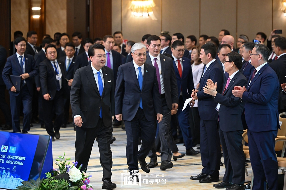 윤석열 대통령이 12일(현지시간) 카자흐스탄 아스타나 힐튼호텔에서 열린 ‘한-카자흐스탄 비즈니스 포럼’에 카심-조마르트 토카예프 카자흐스탄 대통령과 함께 입장하고 있다.