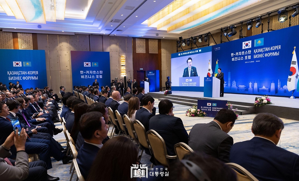 윤석열 대통령이 12일(현지시간) 카자흐스탄 아스타나 힐튼호텔에서 열린 ‘한-카자흐스탄 비즈니스 포럼’에 참석해 기조연설을 하고 있다.