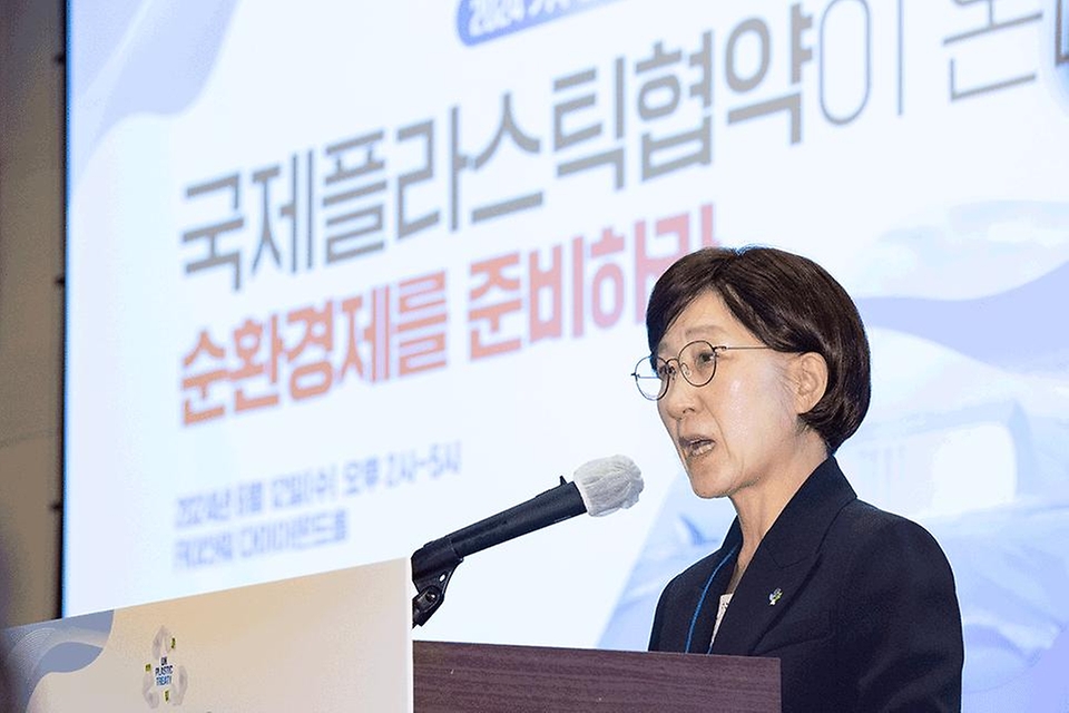 한화진 환경부 장관이 12일 서울 영등포구 FKI 타워에서 열린 2024 기후경쟁력 포럼에 참석해 환영사를 하고 있다.