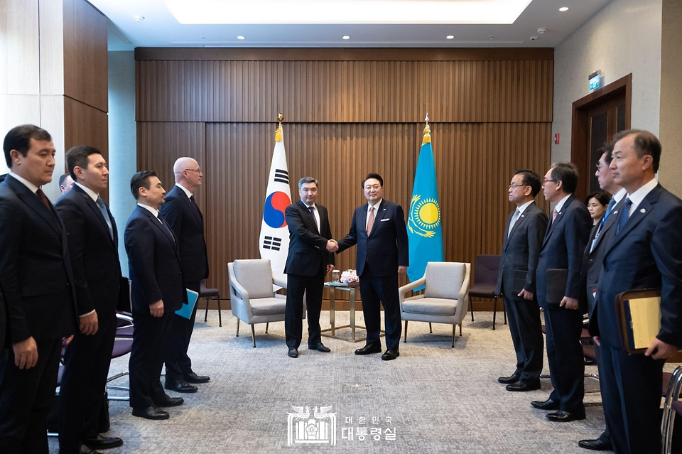 윤석열 대통령이 13일 오전(현지시간) 카자흐스탄 아스타나에서 올자스 벡테노프 카자흐스탄 총리를 만나 인사하고 있다.