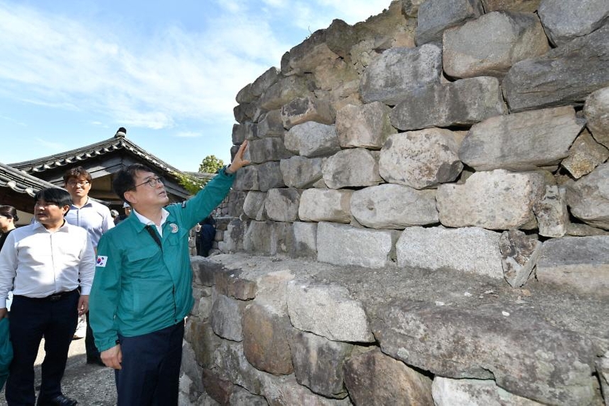 최응천 국가유산청장이 12일 지진 피해를 입은 전북 부안 내소사를 방문해 담장석 탈락 상태를 점검하고 있다.