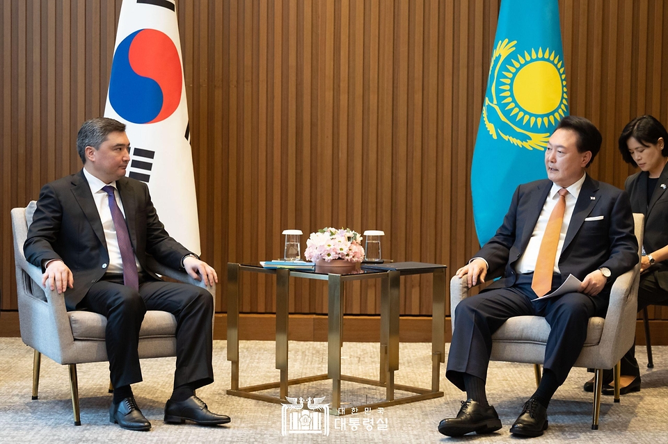 윤석열 대통령이 13일 오전(현지시간) 카자흐스탄 아스타나에서 올자스 벡테노프 카자흐스탄 총리를 면담하고 있다.