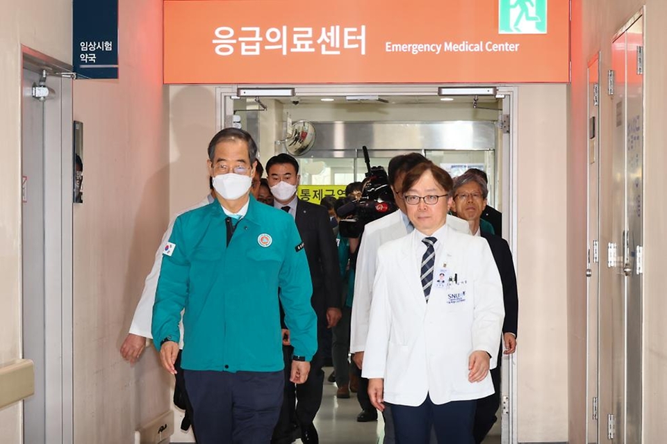  한덕수 국무총리가 14일 의사집단행동 대비 현장 점검차 서울 동작구 보라매병원을 찾아 직원들을 격려하고 응급의료센터를 돌아보고 있다. 