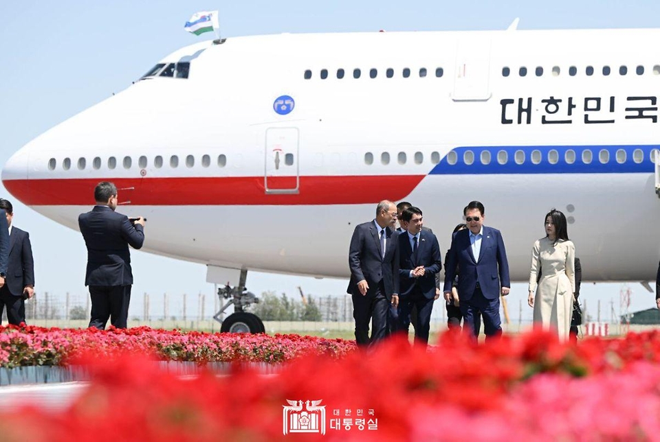 윤석열 대통령과 김건희 여사가 15일(현지시간) 우즈베키스탄의 유네스코 세계 문화유산인 고도시 사마르칸트 공항에 도착하고 있다. 