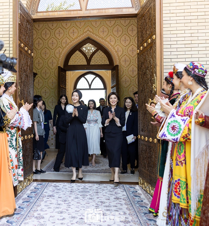 김건희 여사와 지로아트 미르지요예바(Ziroat Mirziyoyeva) 우즈베키스탄 영부인이 14일(현지시간) 우즈베키스탄 타슈켄트 대통령궁 히바동에서 배우자 문화 프로그램에 참석해 박수를 치고 있다.