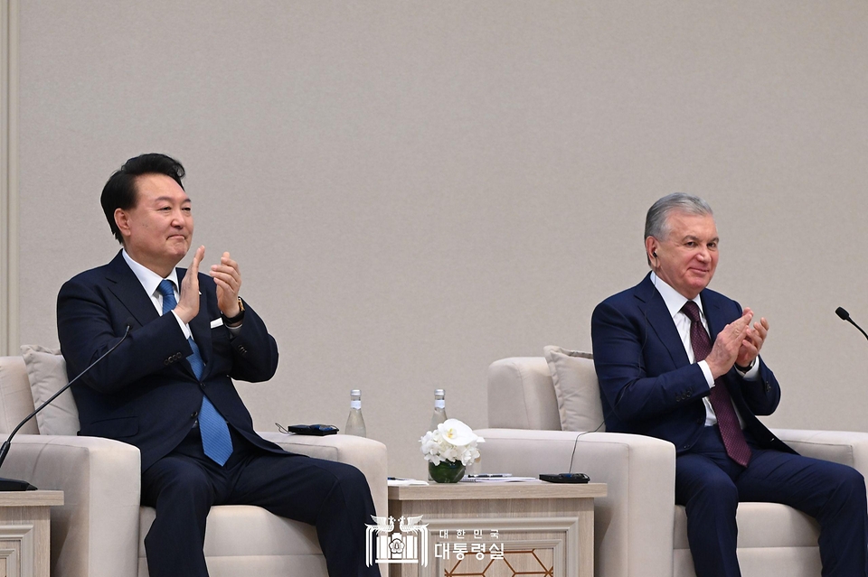 윤석열 대통령과 샤브카트 미르지요예프(Shavkat Mirziyoyev) 우즈베키스탄 대통령
이 14일(현지시간) 우즈베키스탄 타슈켄트 힐튼호텔에서 열린 ‘한-우즈베키스탄 비즈니스 포럼’에서 영상을 시청하며 박수치고 있다.